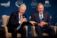 Glenn Greenwald: Hillary, Jeb a „pluralitní“ maškarní