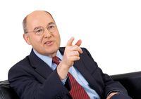 Gregor Gysi: Dupat na mezinárodní právo se nevyplácí